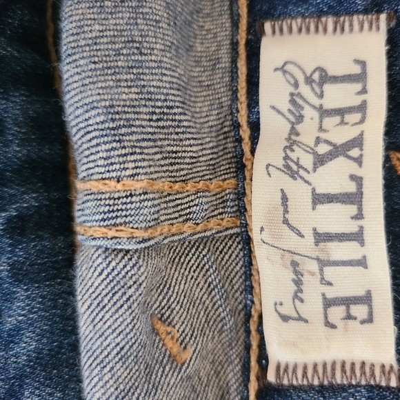 Elizabeth and James Textile Ozzy Distressed Jeans Size 26 - Picture 9 of 11